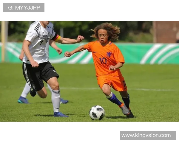 哈维西蒙斯：从青训新星到国际舞台的闪耀之星