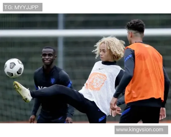 哈维西蒙斯的崛起与未来展望:从天才少年到足球巨星的成长之路